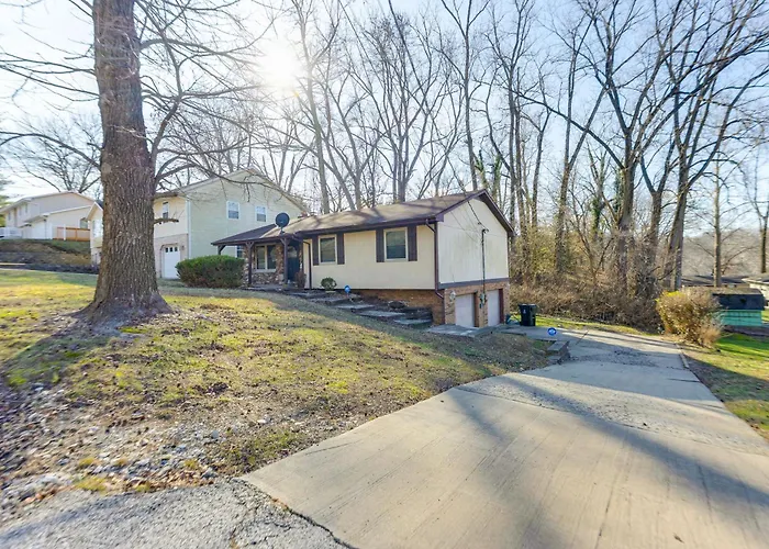 Holiday home 12 Mi To Dtwn St Louis: Family W/ Fireplaces!