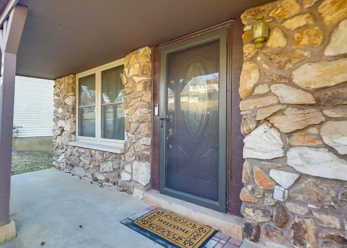 Holiday home 12 Mi To Dtwn St Louis: Family W/ Fireplaces! *