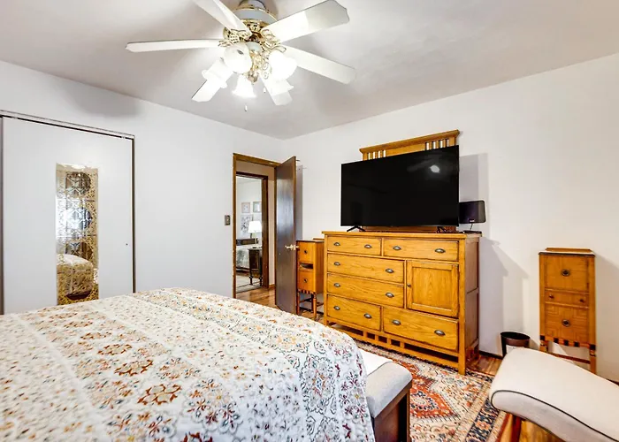 Holiday home 12 Mi To Dtwn St Louis: Family W/ Fireplaces! *